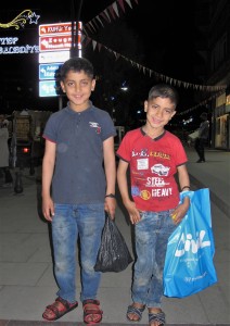 Mohammed en zijn broertje. PHOTO: BRENDA STOTER
